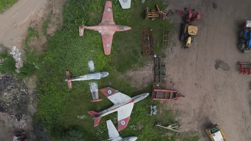 Vue aérienne de la flotte préservée d'avions usagés du ministère de la Défense au-dessus des terres agricoles privées de Birlingham