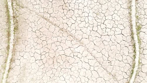Aufnahmen von oben nach unten von einem kargen, von Dürre heimgesuchten Feld aufgrund des Klimawandels, das die verheerenden