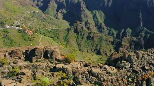 Tenerife : Montagnes du village de Masca et gorge avec pics verts, falaises, rochers, crêtes incultes