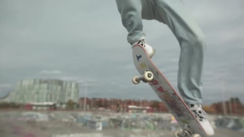 Sports extrêmes - Ralentissement du skateboard extrême ollie\_1
