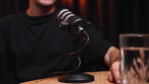Podcast-Moderator spricht während des Interviews in ein professionelles Mikrofon
