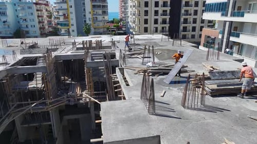 Vista aérea del progreso del sitio de construcción con trabajadores experimentados trabajando arduamente
