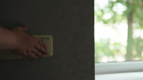 Pressiona manualmente o interruptor e as persianas nas janelas da sala de escurecimento inferior