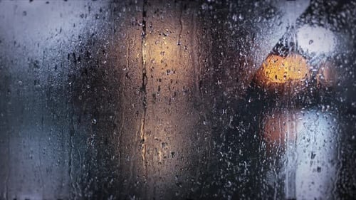 Regentropfen auf Fensterglas, Wasser, Flüssigkeit, Nässe, Schleifenhintergrund, Regentropfen, Kondenswasser auf Glas, Ray