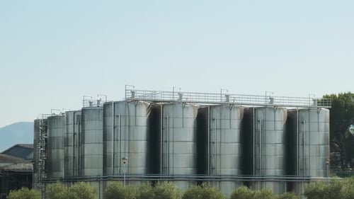 Vertikale Stahltanks der Edelstahlgruppe für die Gärung und Reifung von Wein in einer modernen Weinkellerei