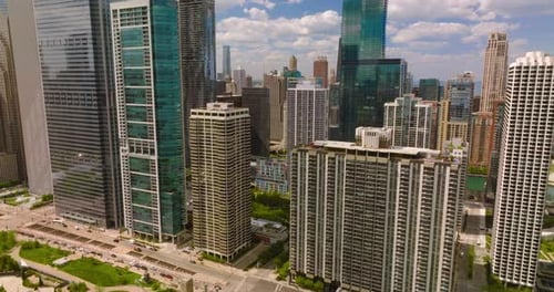 Arquitetura deslumbrante do centro de Chicago. Belo Millennium Park em um dia ensolarado.