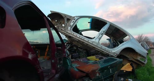 Müllkippe mit alten Autos. Rostiges Auto
.