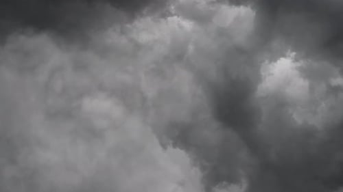 Gewitter, Blitz in einer dunkelgrauen Wolke