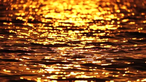 Meereswasseroberfläche, niedriger Winkel, Blick über klares azurblaues Meerwasser, Sonnenblendung, abstrakter nautischer Sommerozean
