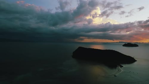 Fahrt über Meer und Inseln bei wunderschönem Sonnenuntergang. Filmmusik Drohnenaufnahme bei Sonnenuntergang. Luftaufnahme auf dem Tor