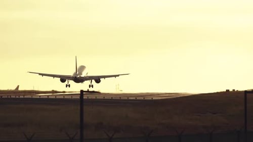 Düsenflugzeug landet auf der Landebahn.