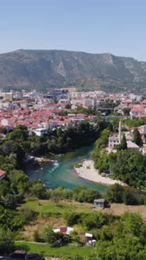 Vue aérienne par drone de la vieille ville de Mostar avec la rivière et les toits rouges sur fond de montagne