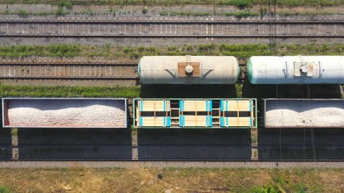 Foto aérea de vagões de carga e trens de contêineres de exportação no terminal ferroviário industrial
