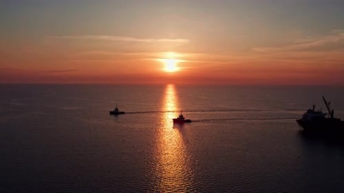 Fischerschiffe bei Sonnenuntergang