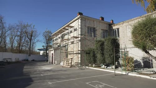 Clínica parcialmente construida cubierta con altos andamios de acero