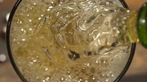 Bier ins Glas
