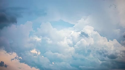 Time lapse capturant la formation progressive de nuages denses un jour de pluie