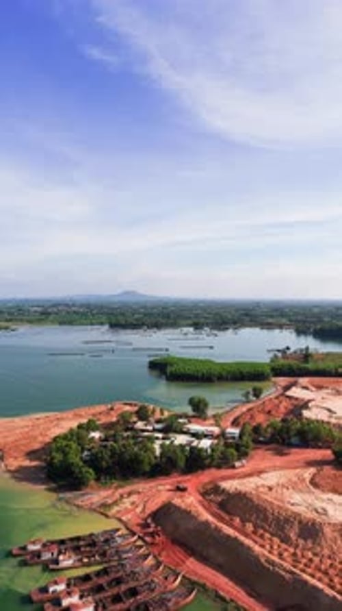 Vue aérienne Vue verticale de la colline de sable, des fermes, de la ville et de la montagne autour du lac Tri an à Dong