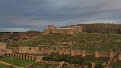 Luftaufnahme des Schlosses Berlanga del Duero.