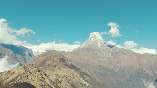 pic (queue de poisson) avec vue aérienne du camp de Mardi Himal High