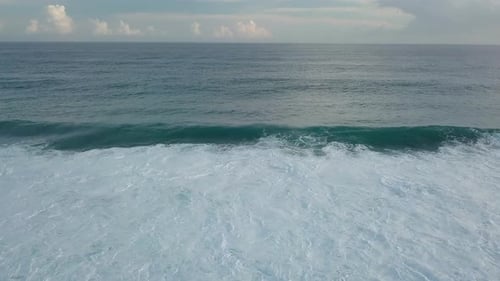 Des vagues venant d'en haut dans l'océan