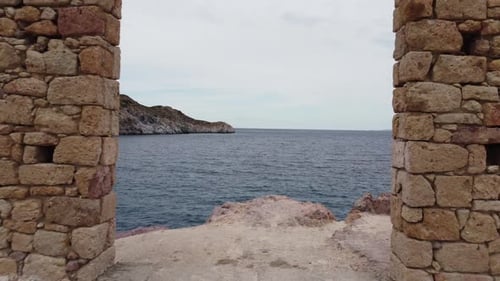 Village et plage de Firopotamos à Milos, île des Cyclades en mer Égée, Grèce