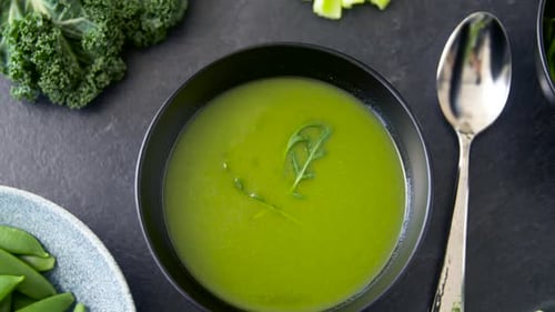 Délicieuse soupe à la crème de légumes à la roquette sur une table en pierre, parfaite pour les projets culinaires