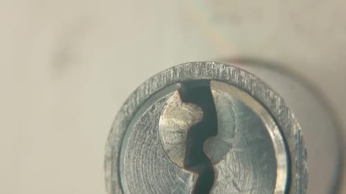hochklappbares Video eines Schlüssellochs, silbernes Türschloss