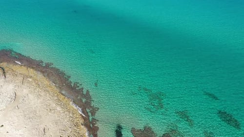 Vista aérea de Baia dei Turchi, región de Puglia, Italia. Bahía Turca (o Baia dei Turchi
)