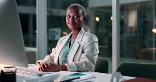 Entreprise, visage d'une femme noire et tapant sur un PC au bureau la nuit pour examen