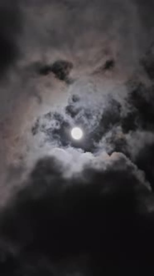 Vollmond bewegt sich zwischen Wolken