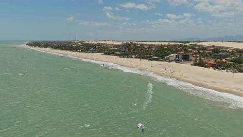 Zumbido desde arriba de Cumbuco con un dron que muestra a los kitesurfistas durante un día ventoso