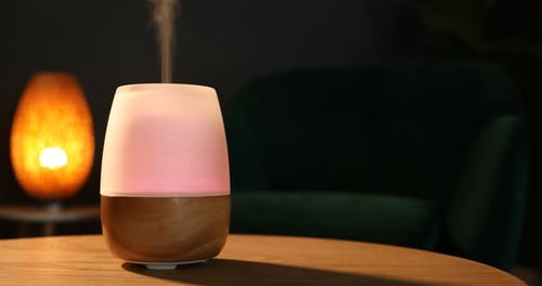 Moderne Aromalampe auf Holztisch im Innenbereich