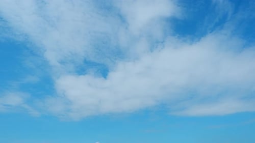 Zeitraffervideo: wunderschöner blauer Himmel mit Wolken, Zeitraffer. 4K.