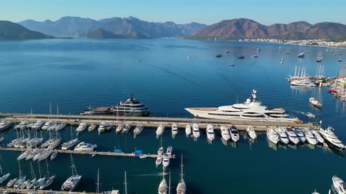 Marmaris é uma cidade turística mediterrânea ao longo da Riviera Turca.