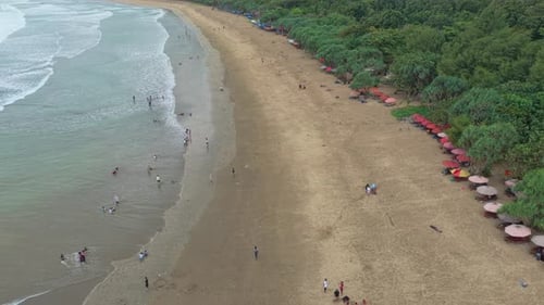 Luftaufnahme von Touristen, die einen indonesischen tropischen Strand genießen