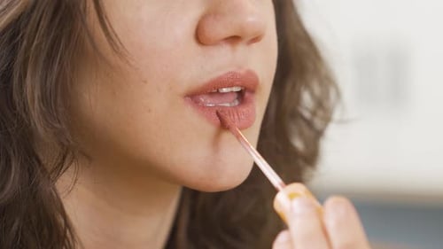 Gloss à lèvres en gros plan, rouge à lèvres.