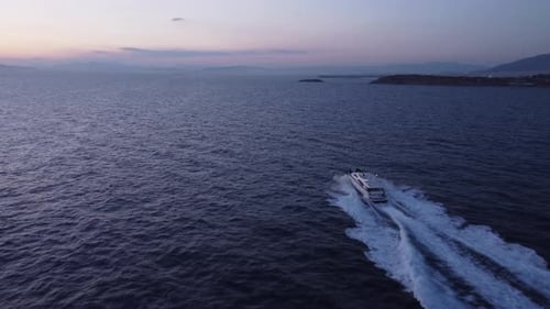Luftaufnahmen einer Jacht bei Sonnenuntergang