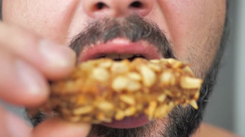 Nahaufnahme: Mann isst Fast-Food-Chicken Nuggets, Flügel und Pommes Frites