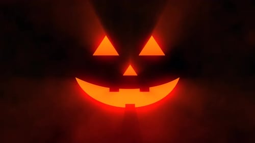 Gruselige helle Halloween-Hintergrundanimation. Unheimlich leuchtendes Kürbisgesicht, umgeben von Rauch