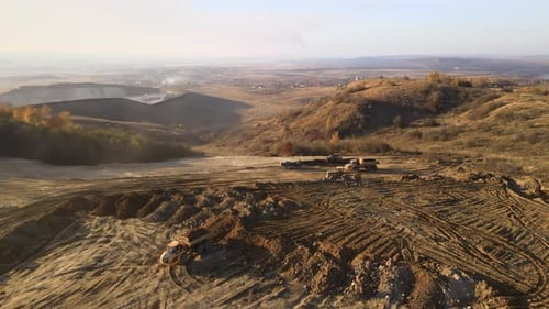 Tagebau aus Sandsteinwerkstoffen für die Bauindustrie mit schweren Baggern und Muldenkippern