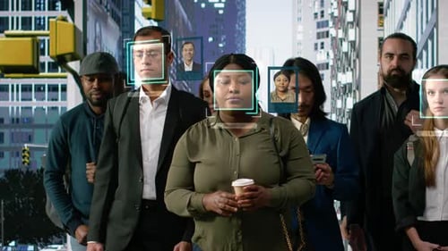 Sistema de vigilancia urbana que monitorea la multitud mediante tecnología de análisis biométrico VFX HUD