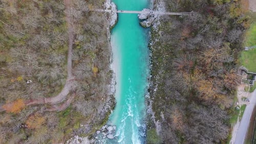 Hängebrücke über den türkisfarbenen Fluss Soca in Slowenien