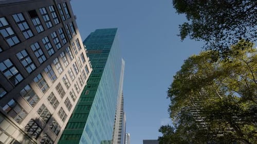 Vue à angle réduit des gratte-ciel de Manhattan avec la tour de verre vert et les bâtiments environnants encadrés par