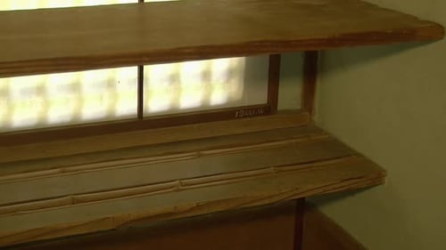 Étagères dans un salon de thé japonais.