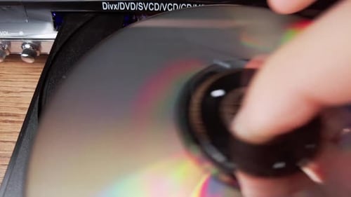 El disco compacto DVD está insertado en el reproductor
