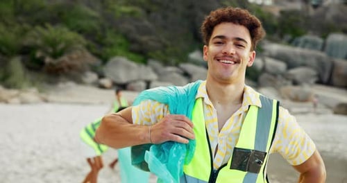 Cara, playa y hombre con bolsa de basura, reciclaje y sostenibilidad con el día de la tierra
