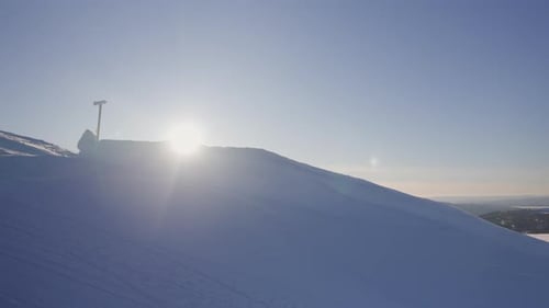 Soleil éclatant sur un terrain enneigé