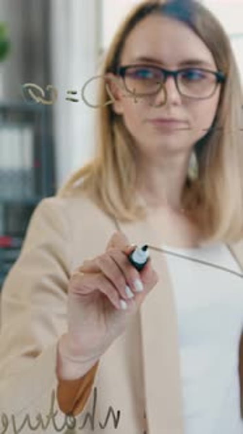 Teamwork-Konzept, bei dem kreative Menschen neue Ideen und Versionen für Mann und Frau für ihre Ideen entwickeln