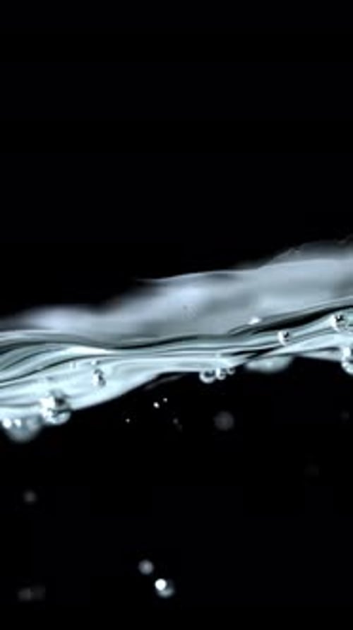 Wasserspritzer in Superzeitlupe mit Luftblasen, gefilmt auf einer Hochgeschwindigkeitskamera mit 1000 Bildern pro Sekunde